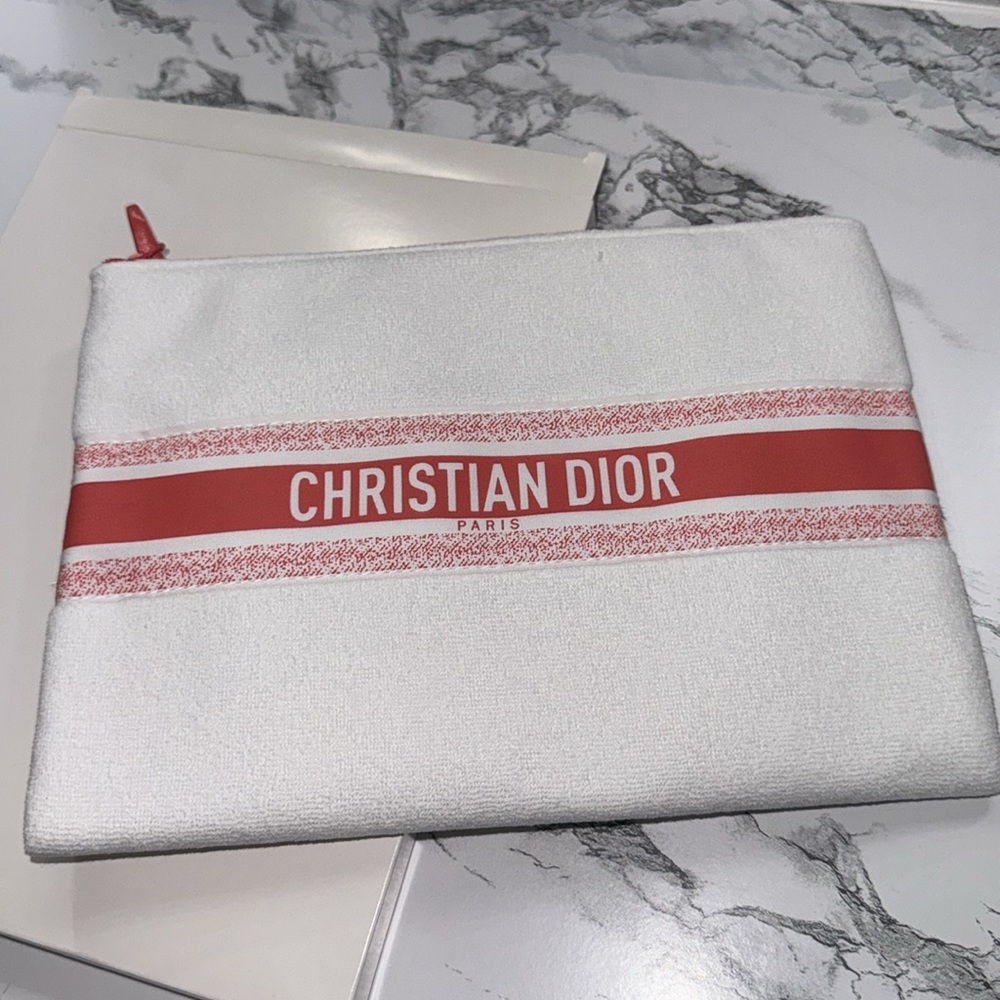 NWT Dior cloth pouch
Coral color
Never used
Still in box
100% Authentic - Picture 3 of 7